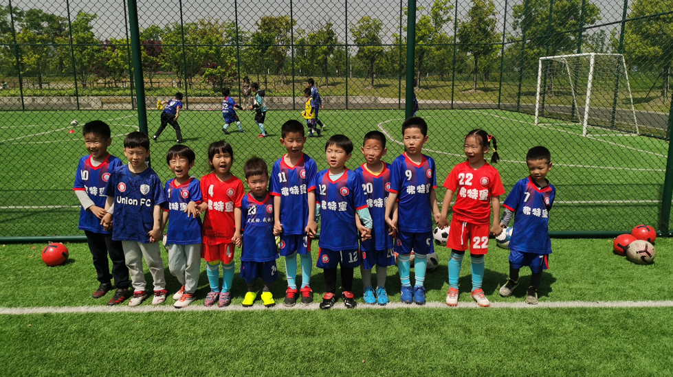 专注于3-12岁少儿及青少年足球的启蒙与培养